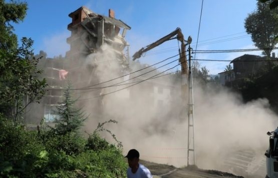 Rize'deki 7 katlı binanın yıkımı sürüyor!